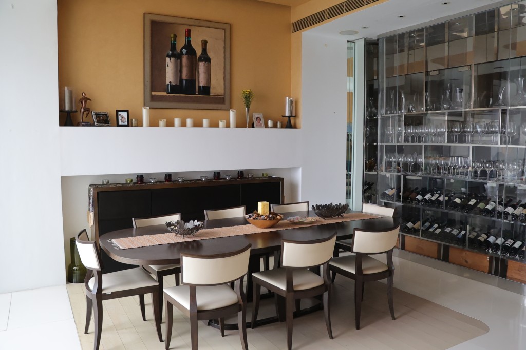 飯廳與廚房以巨大的玻璃酒櫃相隔，讓屋主享受美食之餘，又可方便選出合適的美酒。