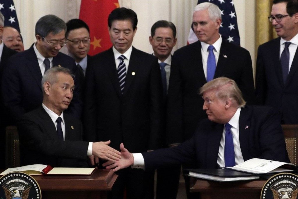 前美國總統特朗普與時任副總理的劉鶴簽署第一階段貿易協議。美聯社