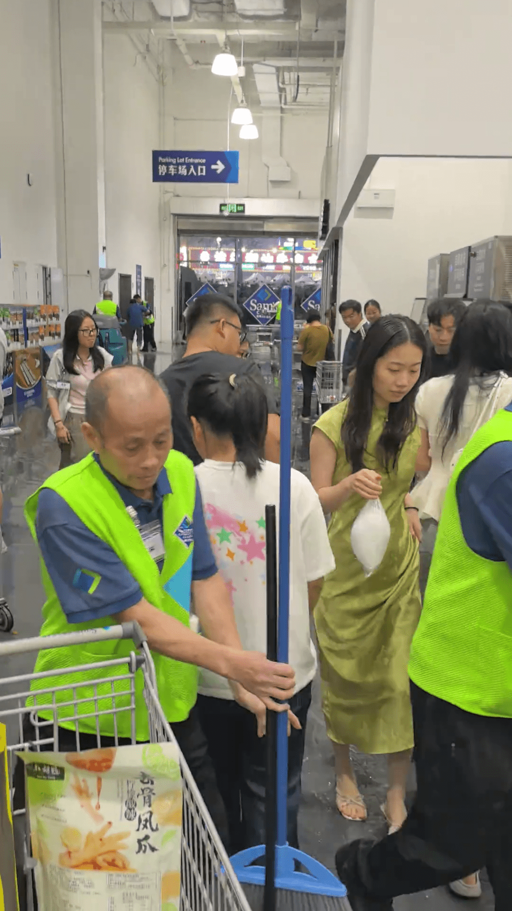 深圳暴雨预警信号6日连升两级，龙华山姆超市被淹，工作人员清理后才改善。  抖音