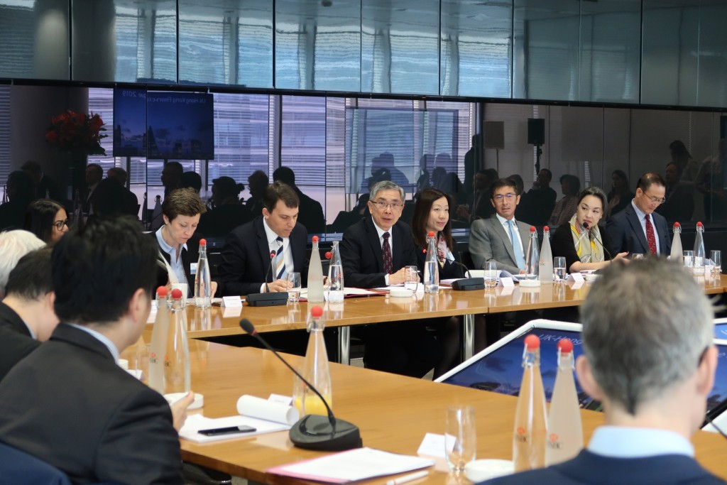 劉怡翔在倫敦出席香港──英國金融合作對話2019的「香港與倫敦金融服務合作小組會議」,並作開場發言。 政府圖片