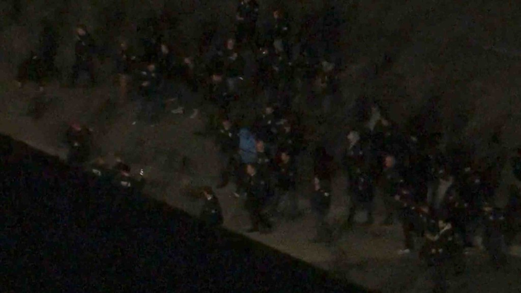 據報馬杜羅抵達紐約 赤腳戴頭套落機 被押往布魯克林拘留中心。路透社