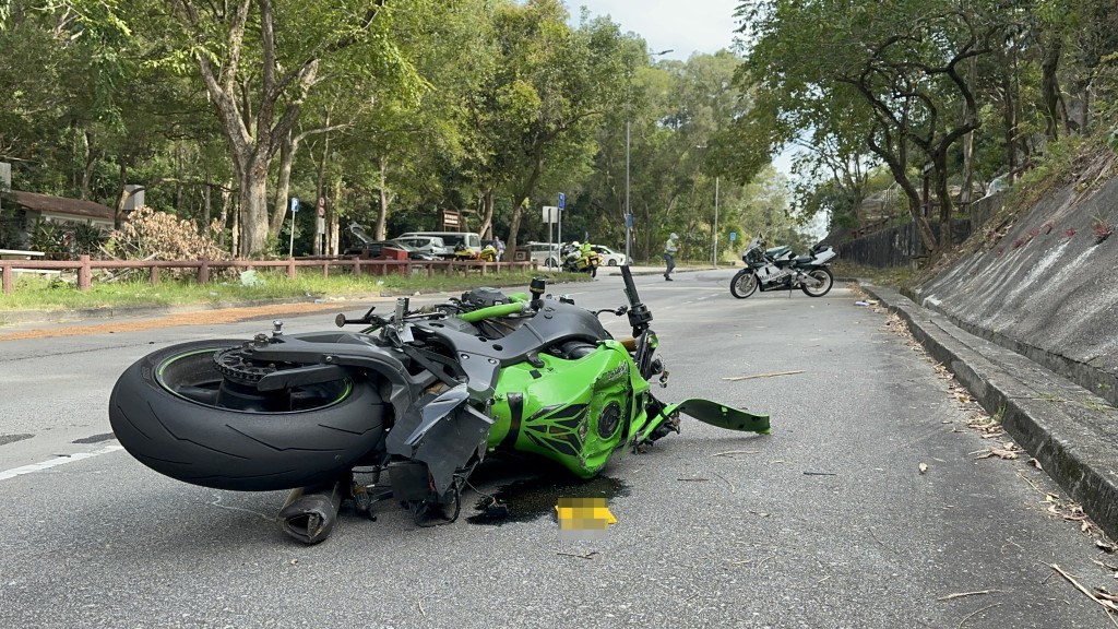 新娘潭路發生兩架電單車相撞意外。
