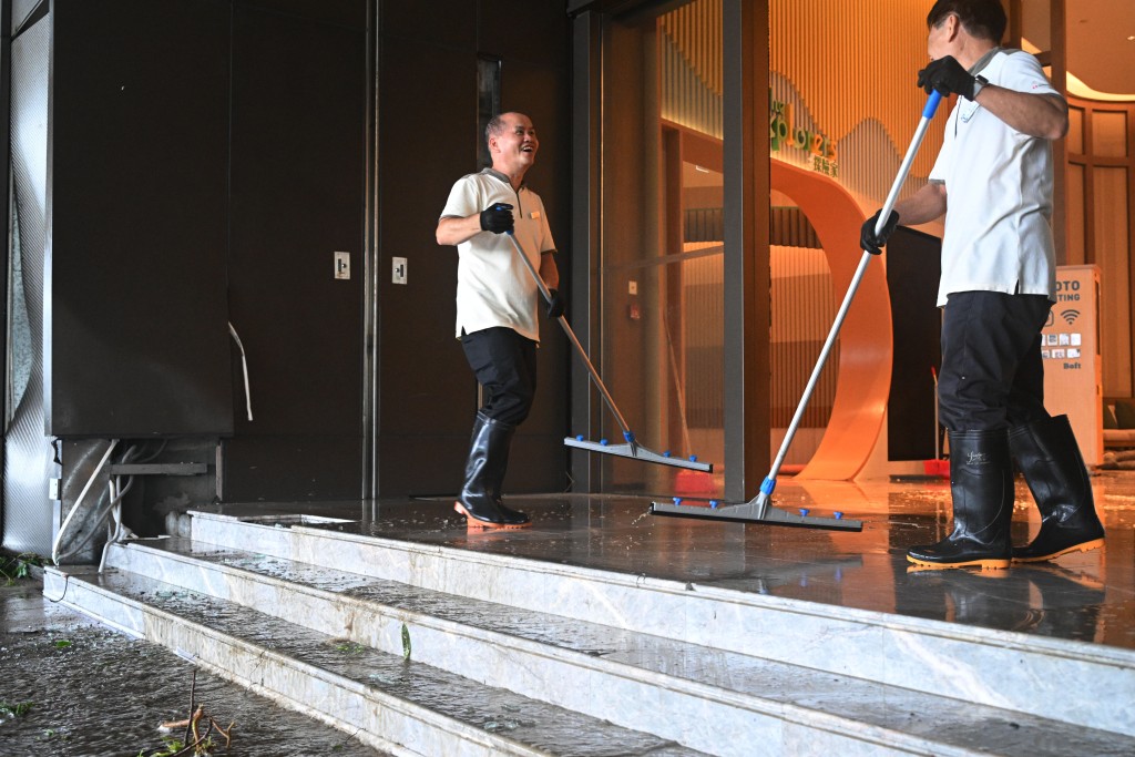 超強颱風樺加沙︱十號風球下，富麗敦海洋公園酒店玻璃門爆裂，工作人員忙於善後。蘇正謙攝