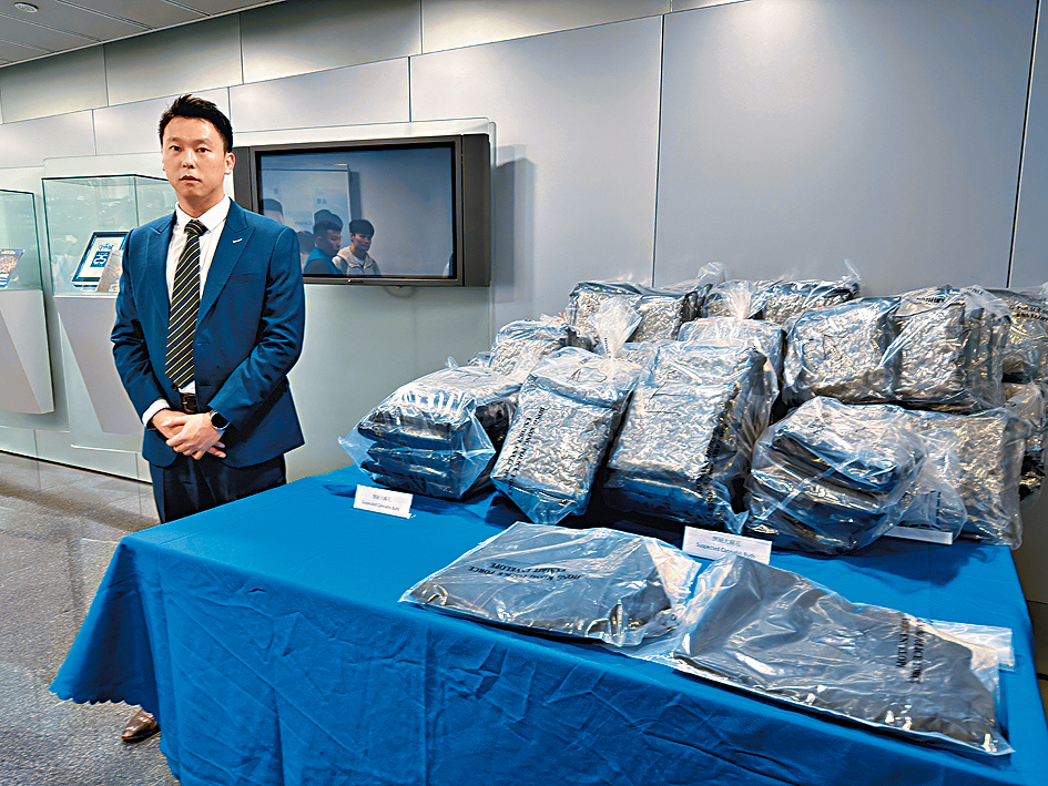 警方毒品調查科行動組3A隊高級督察陳源勳交代案情及展示案中證物。