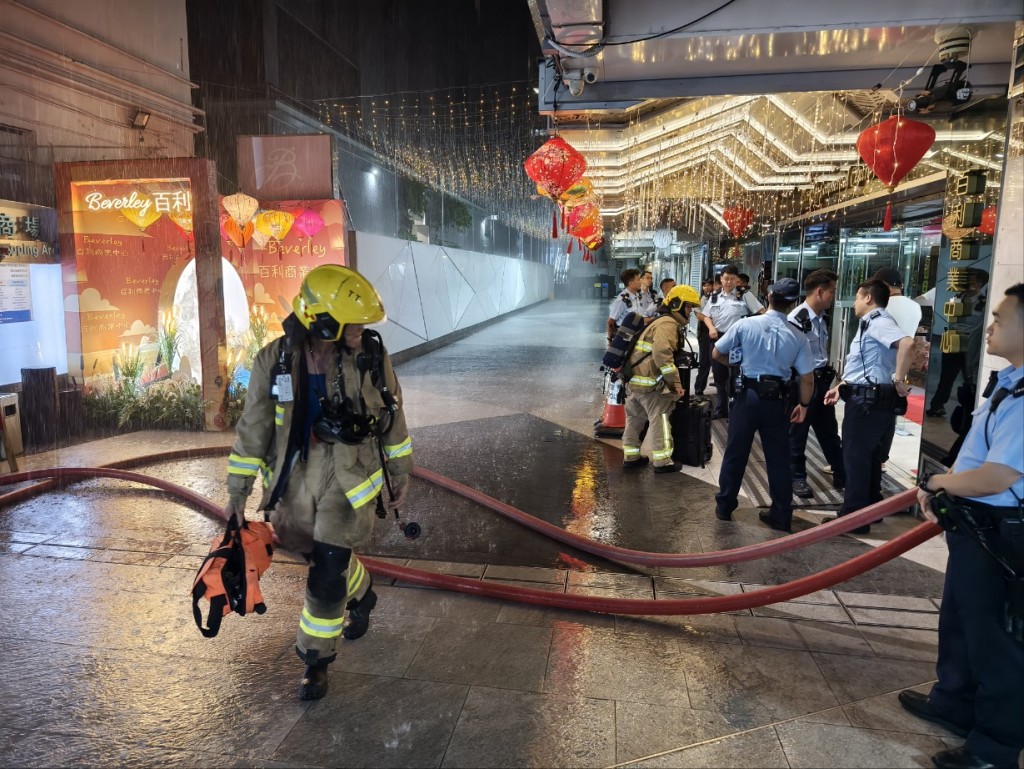 消防迅速將火救熄。尹敬堂攝