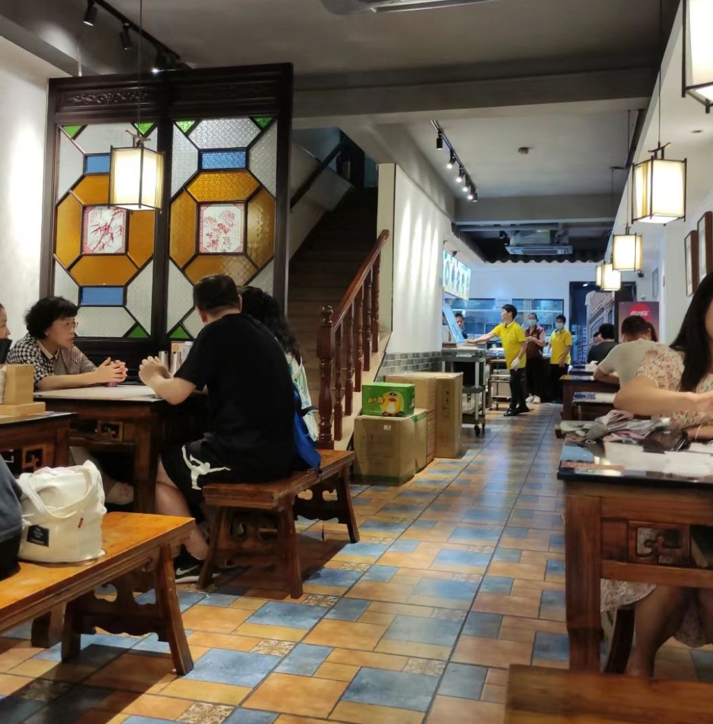 广州美食打卡｜超记煲仔饭是米芝莲推荐餐厅，装修充满怀旧气氛，座位距离也宽敞。（图片来源：Luck白羊）