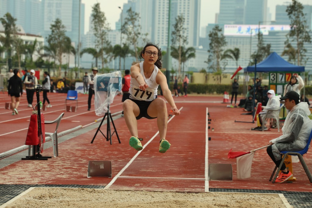中六生贾慧妍以5米92夺冠.