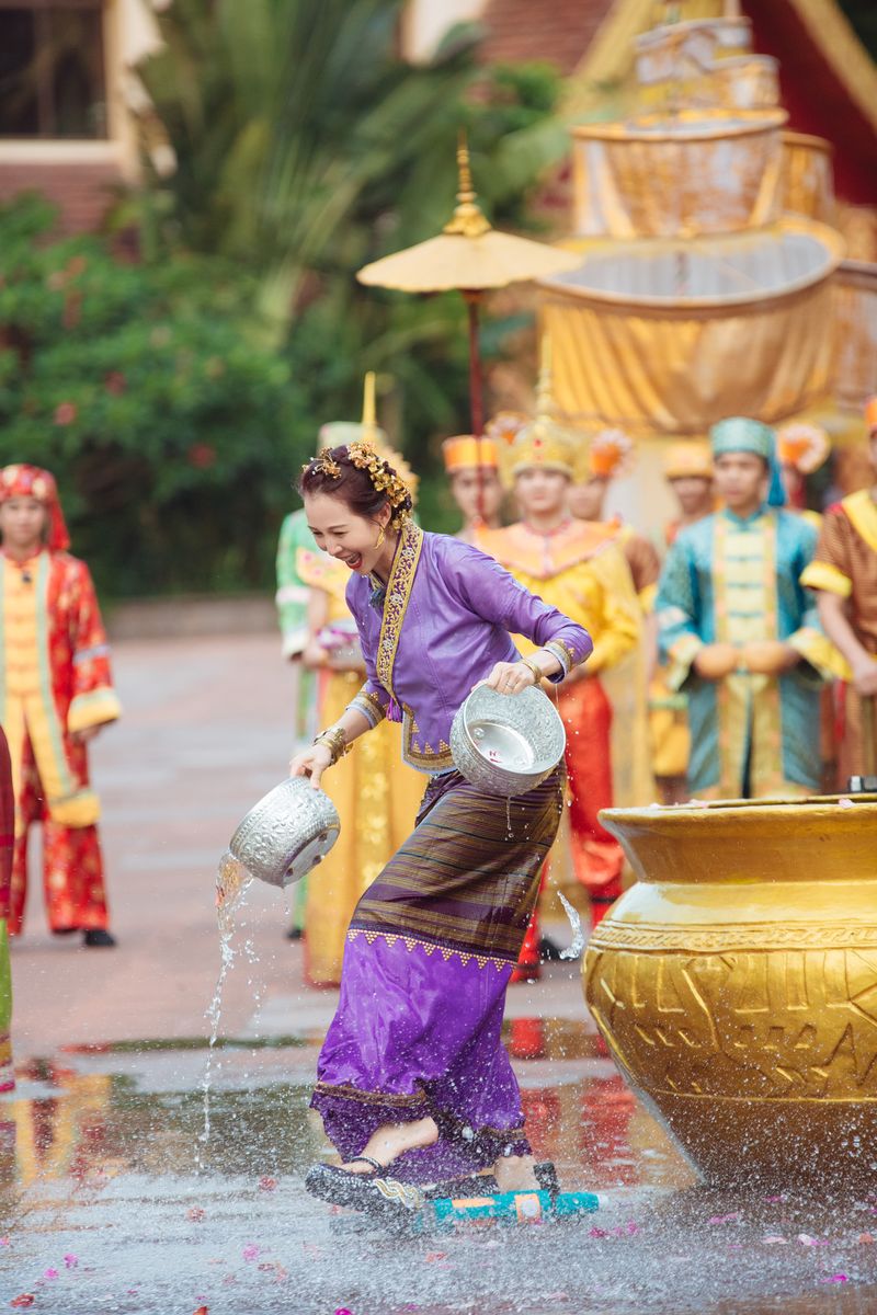 Ada入乡随俗疯狂泼水。