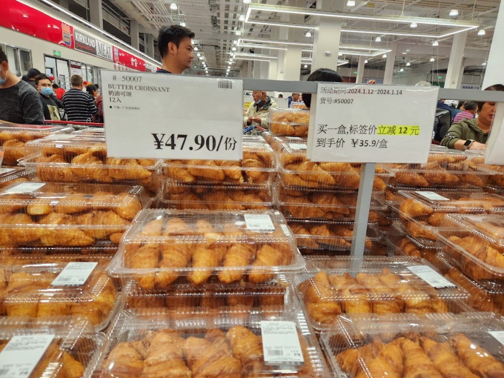 原价¥47.9特价¥35.9、一盒12个的牛角包成必购产品。杨咏萱摄
