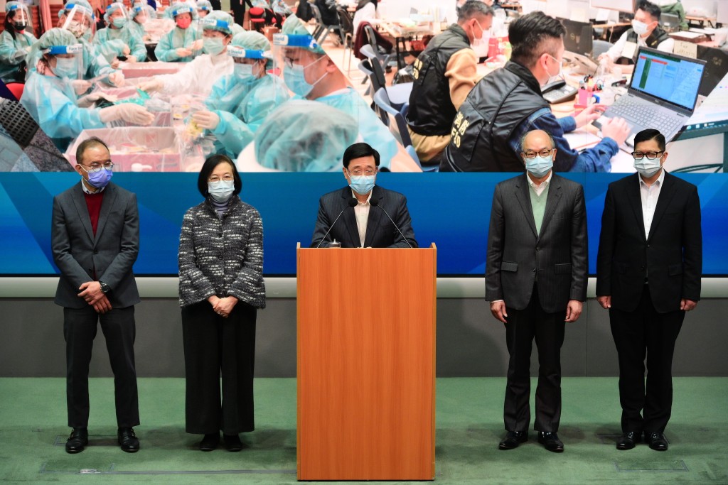 政務司司長李家超上周六召開記者會交代與內地應對疫情的「對接」工作、指明各局長分工。