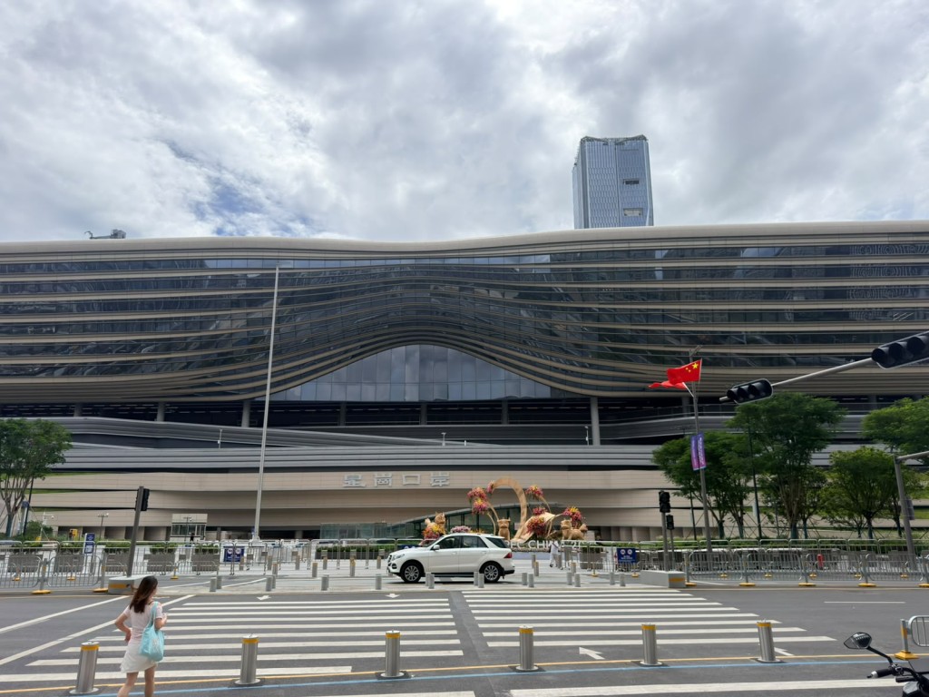 新皇崗口岸採取全新「合作查驗、一次放行」通關模式的新皇崗口岸。 梁國峰攝