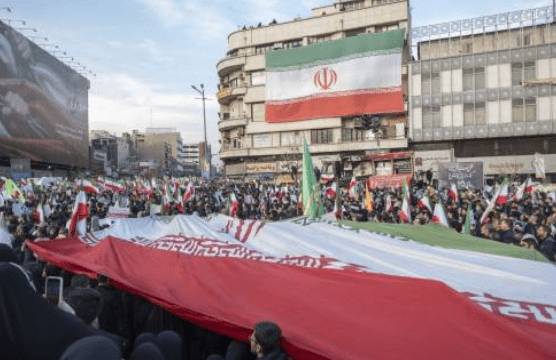 伊朗官方宣布已「全面控制局勢」，並在今日組織數以萬計的親政府群眾上街反擊，高喊「美國去死」等口號，由國營電視台播出相關畫面。法新社