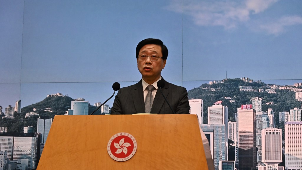 特首李家超行政會議前見記者。(黃頌偉攝)
