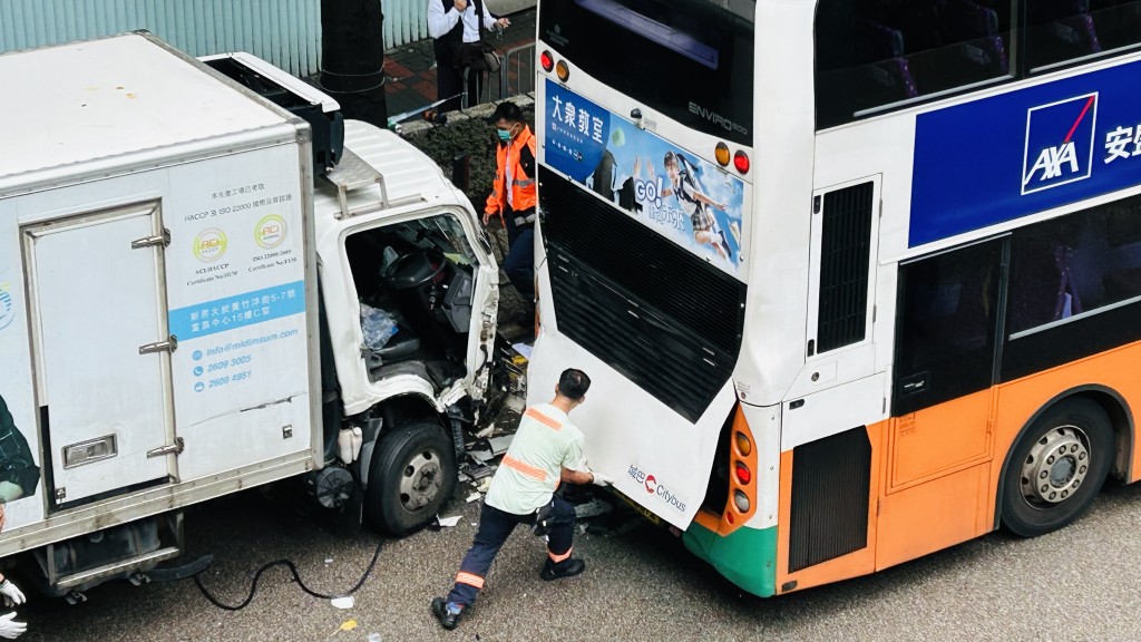 事件中貨車司機一度被困獲救。