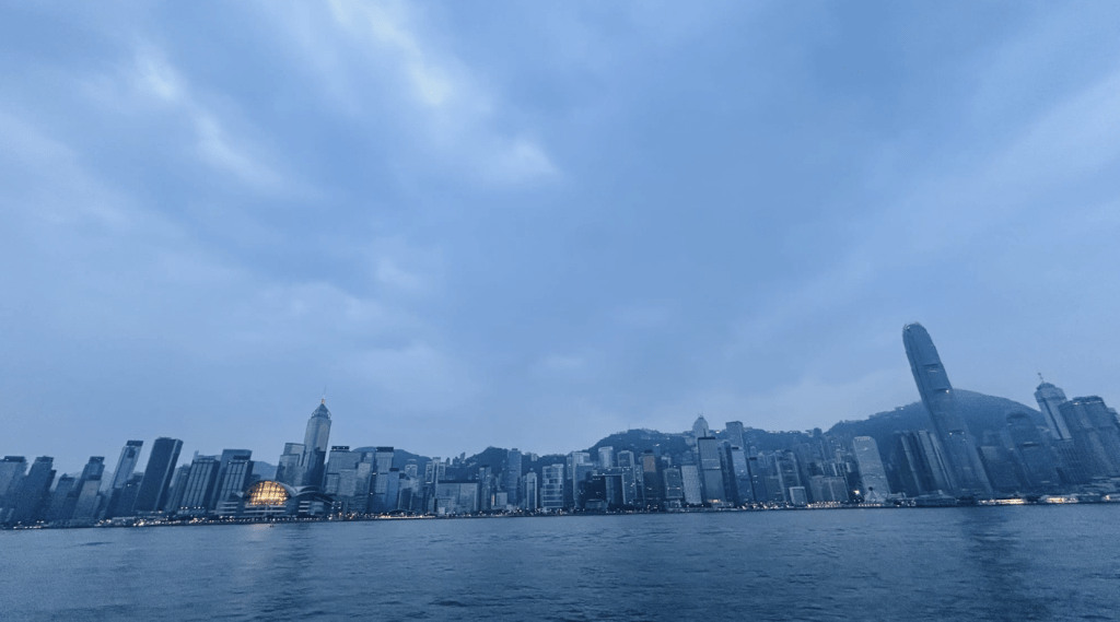 本港地区今日大致多云，有几阵骤雨。蔡楚辉摄