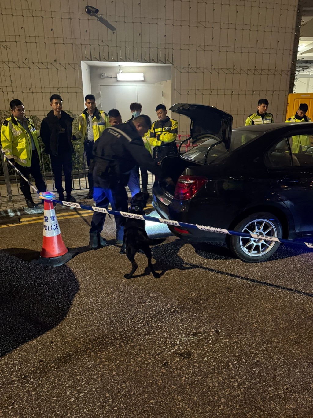 東九龍總區交通部執行及管制組特遣隊人員在聖誕假期期間加強執法打擊交通違例事項。警方圖片