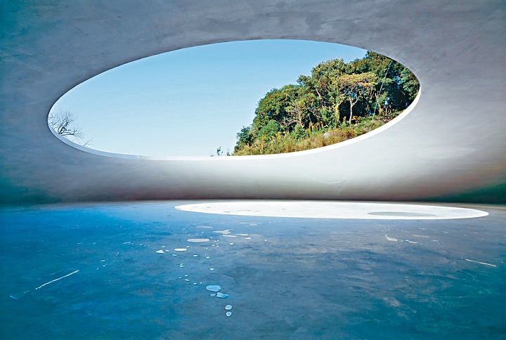 由西沢立衞及內藤禮攜手打造的豐島美術館,本身已是一件藝術品,其巨大橢圓形天井洞孔更成為打卡熱點。