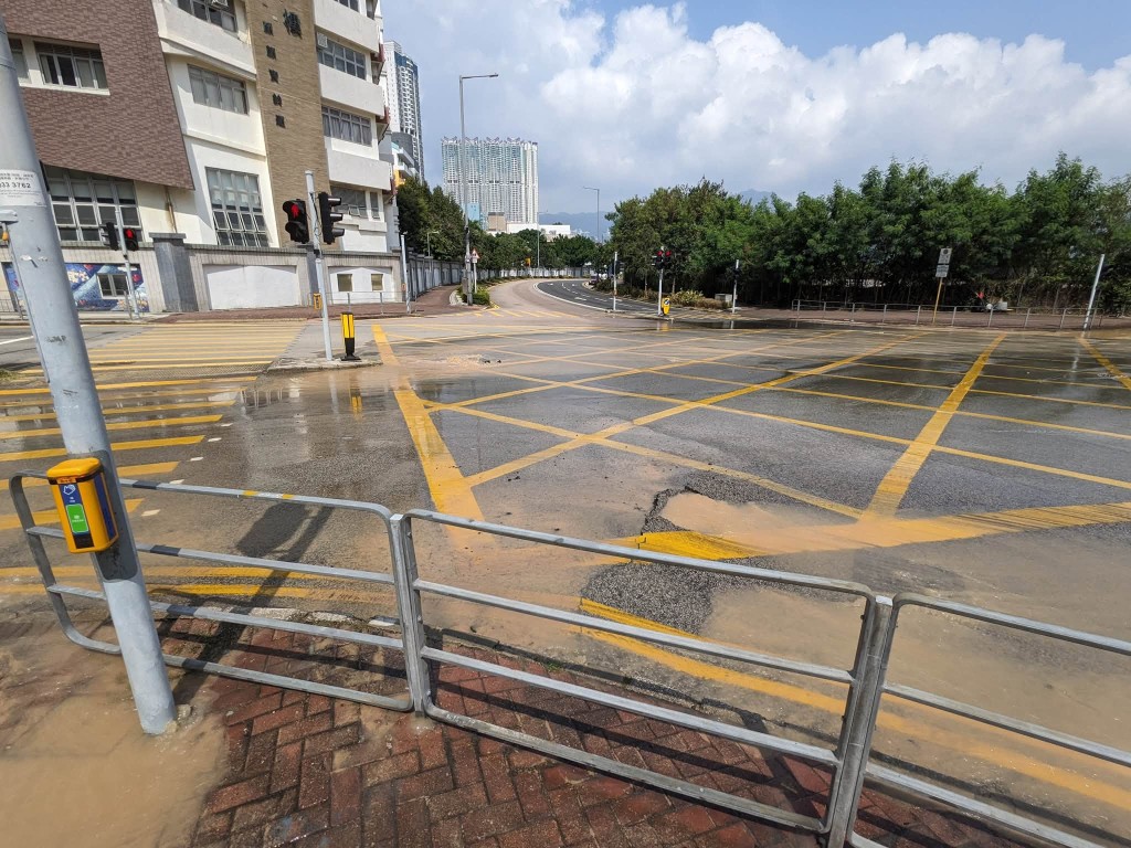 紅磡道及庇利街交界地底一條直徑900毫米的鹹水管爆裂 ,大量黃泥水湧出淹浸路面。民建聯九龍城支部fb圖片 紅磡道及庇利街交界地底一條直徑900毫米的鹹水管爆裂 ,大量黃泥水湧出淹浸路面。民建聯九龍城支部fb圖片
