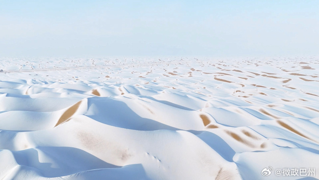 新疆塔克拉瑪干沙漠現「雪海」奇景。（微博）