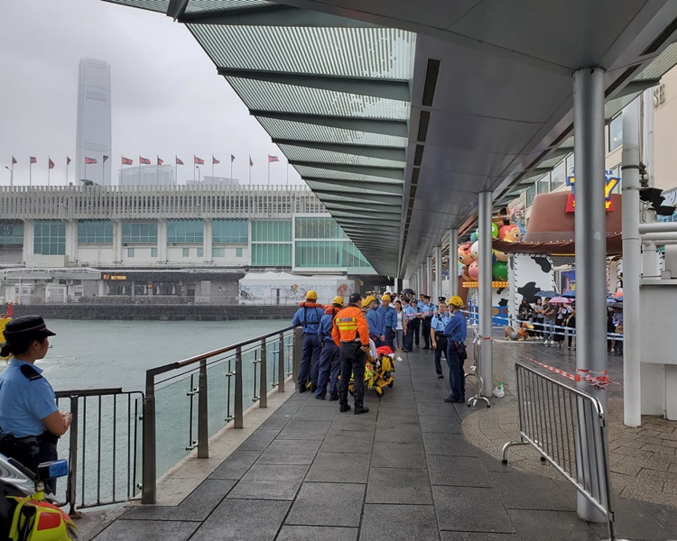 现时男子已返回安全位置。