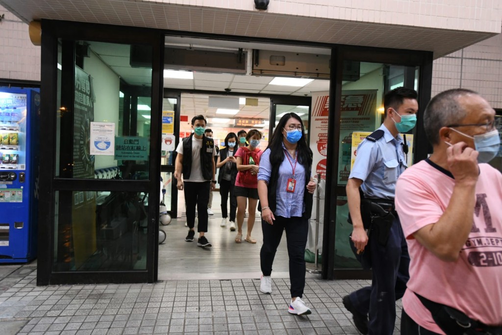 死者家屬離開醫院。