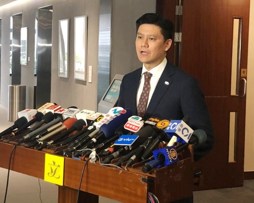 譚文豪促政府思考對策,包括是否派包機接載港人。 資料圖片