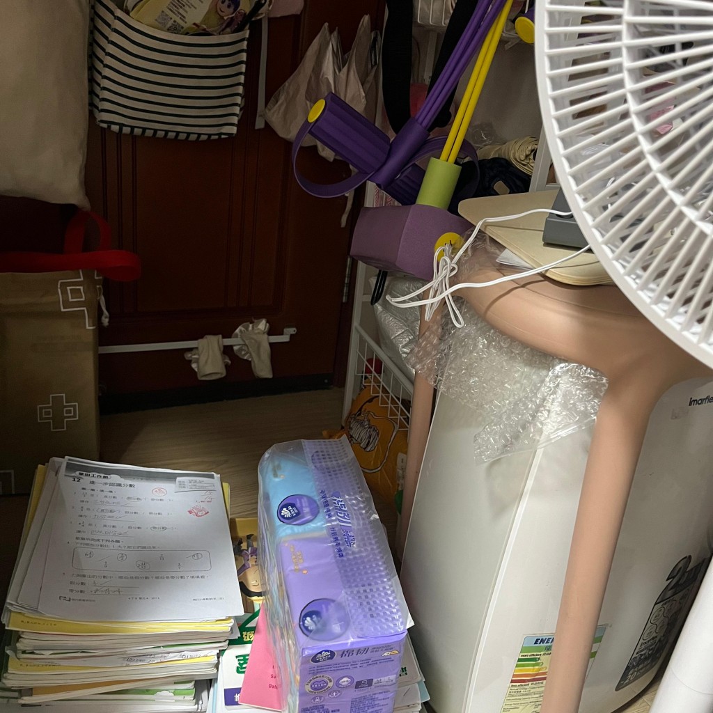 家中堆存雜物包括女兒的玩具、書本和暖風機等,導致空間擁擠。(受訪者提供) 家中堆存雜物包括女兒的玩具、書本和暖風機等,導致空間擁擠。(受訪者提供)
