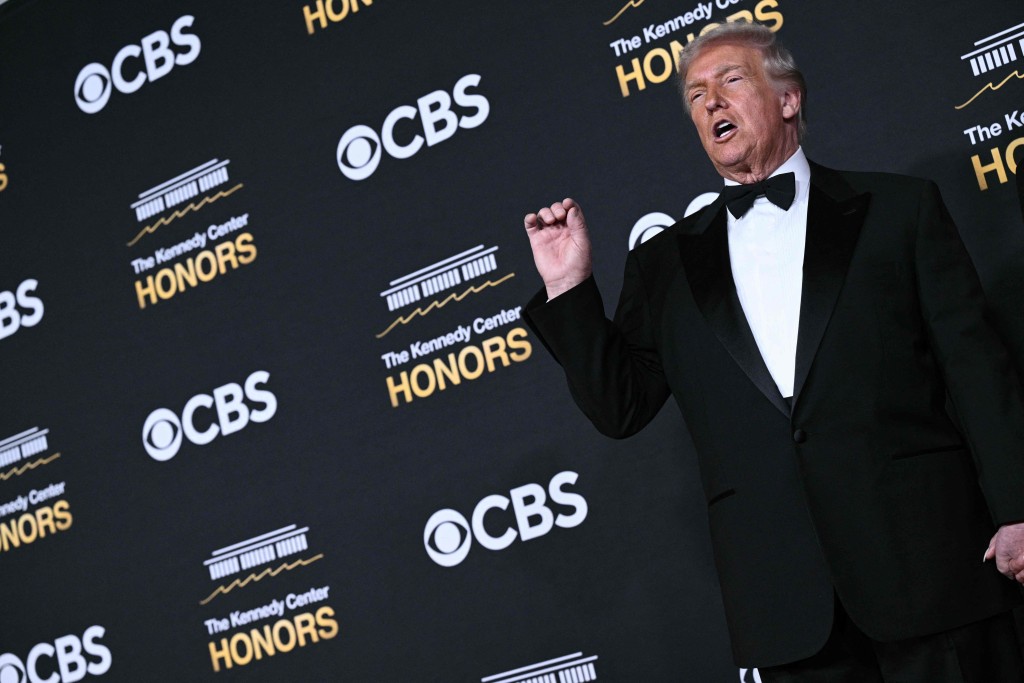 特朗普在华盛顿甘迺迪表演艺术中心主持颁奖典礼。法新社 特朗普在华盛顿甘迺迪表演艺术中心主持颁奖典礼。法新社