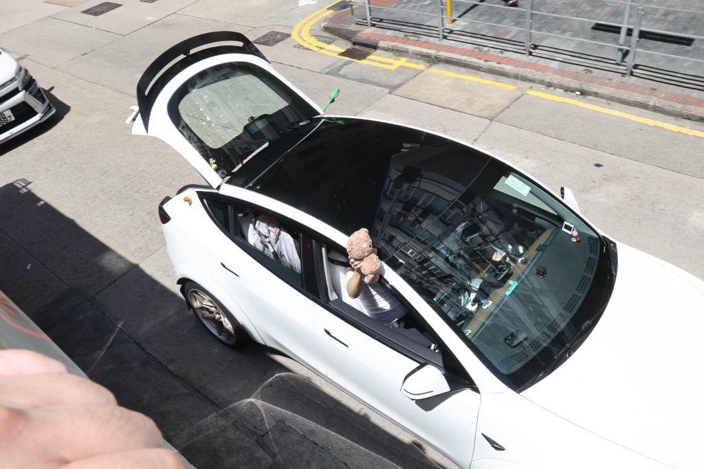 Fans一邊揸車一邊拿著應援公仔。車尾門都開埋。 Fans一邊揸車一邊拿著應援公仔。車尾門都開埋。