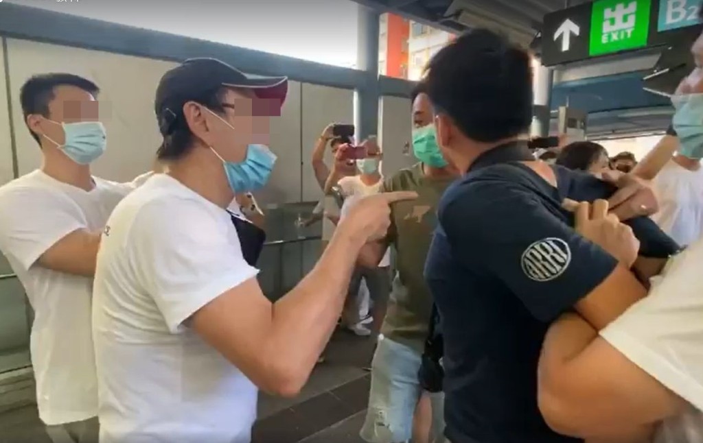 有攝影師遭白衣人包圍。黃子悅FB影片截圖