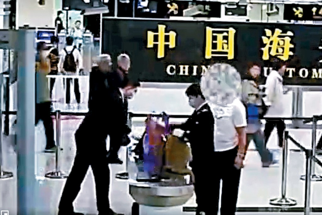 深圳羅湖海關關員截停婦人進行檢查。