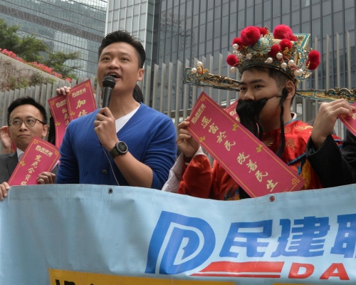 鄭泳舜(中)希望政府以財政盈餘扶助長者與基層生活。
