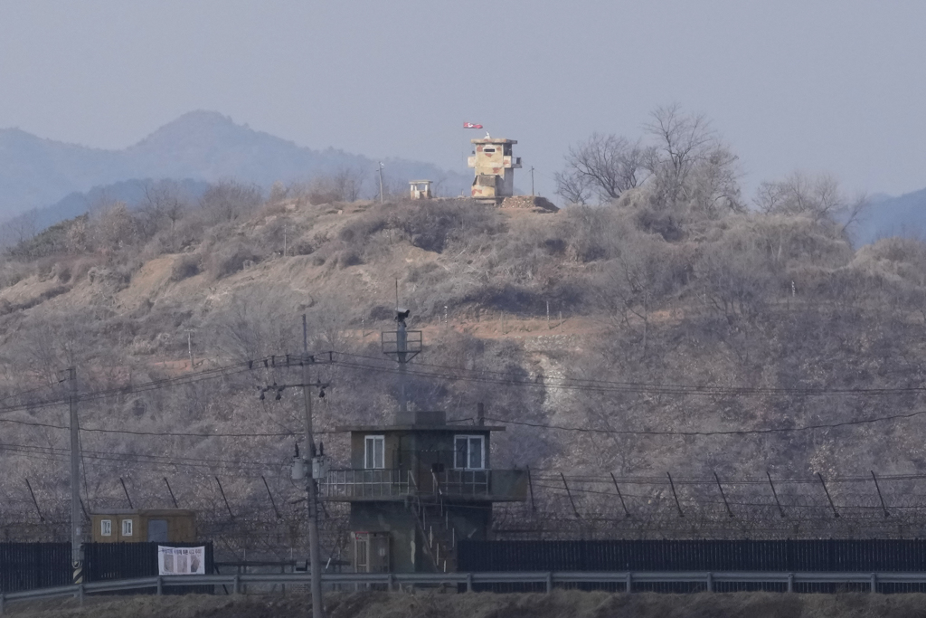 从南韩坡州望向北韩军事碉堡。 美联社