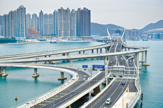 张仁良表示将蓝隧道及跨湾连接路开通初期的交通大致畅顺。资料图片