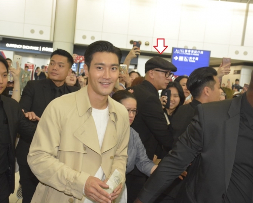 護送始源的其中一名保安是男藝員李嘉(箭嘴示)
