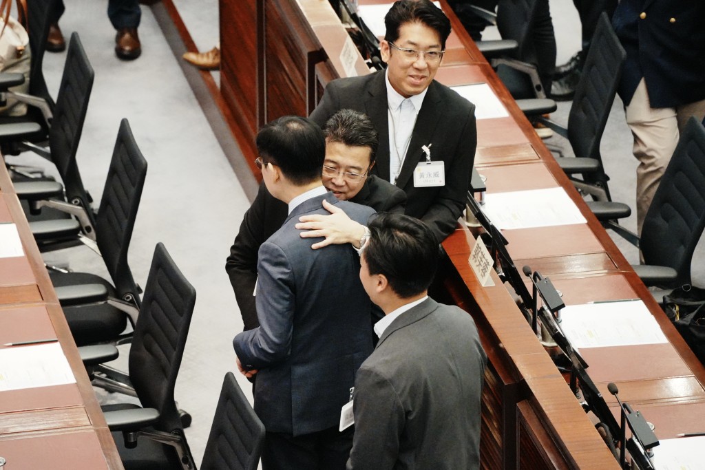 不少議員相談甚歡。