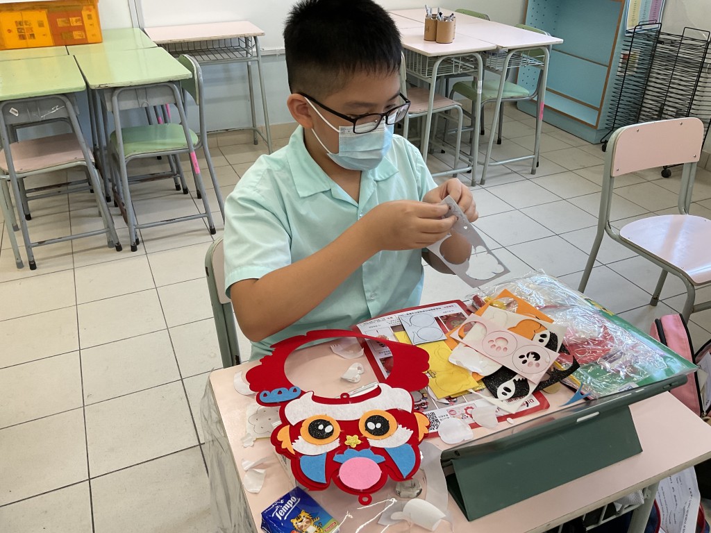 舞獅手工製作時段，學生製作獅頭相框、獅頭燈籠。