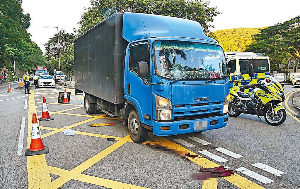 貨車擋風玻璃爆裂,現場遺下大攤血迹。