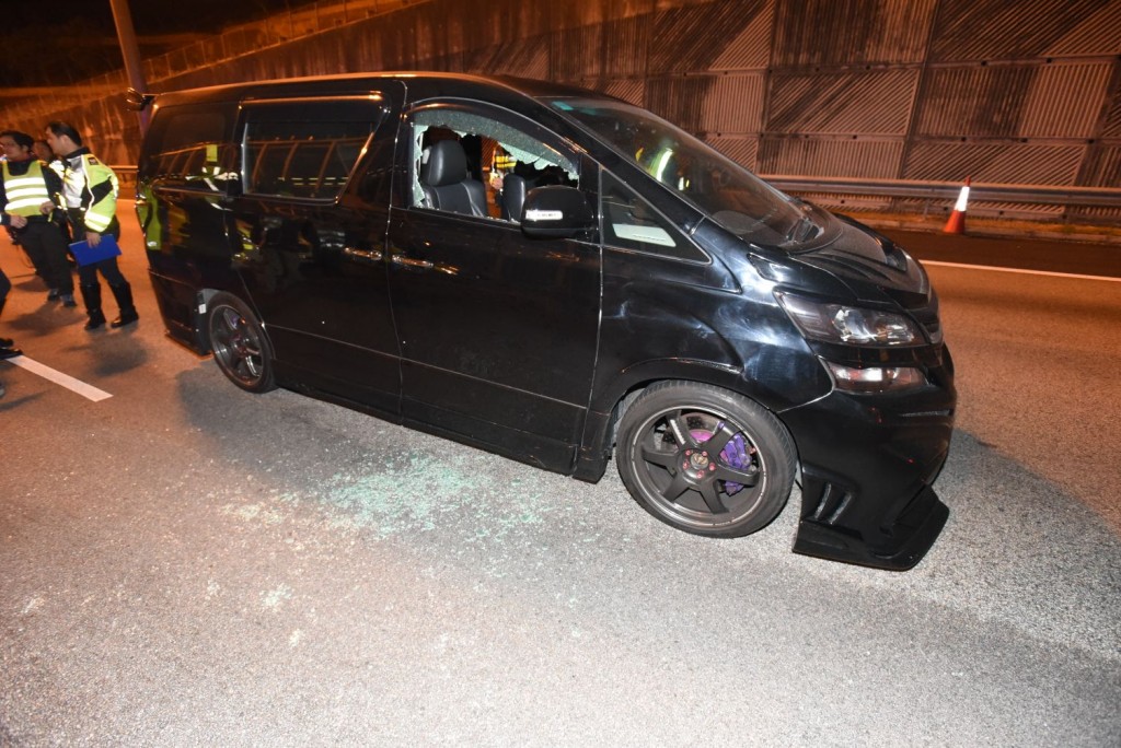 涉案七人車司機位玻璃車窗碎裂。