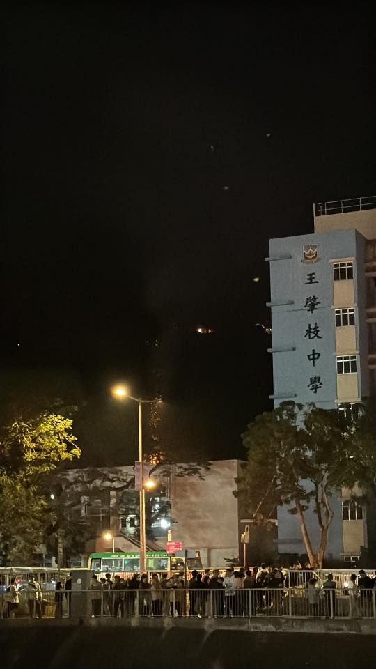 大埔王肇枝中學後山發生山火。fb「大埔 TAI PO」MayMay Wong攝