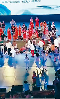 ■漳州金水仙大劇院兒童活動舞台突然坍塌。