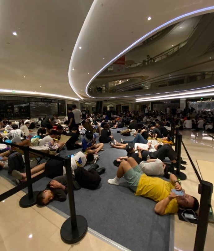 深圳Apple新店開業，逾千人通霄排隊。