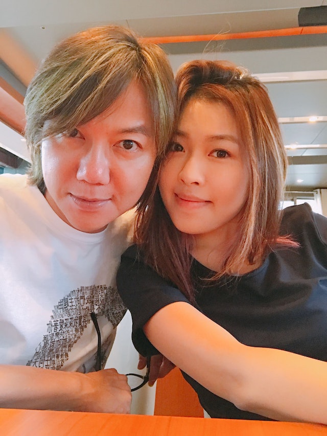 吳國敬去年被爆與拍拖17年的圈外女友Elaine分手,有指是因為吳國敬當時在疫情影響之下入不敷支,為了賺錢照顧女友及愛犬便到大灣區發展,長期分隔異地之下令兩人感情變淡。 吳國敬去年被爆與拍拖17年的圈外女友Elaine分手,有指是因為吳國敬當時在疫情影響之下入不敷支,為了賺錢照顧女友及愛犬便到大灣區發展,長期分隔異地之下令兩人感情變淡。