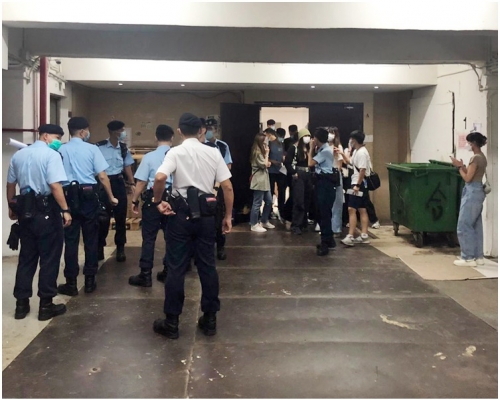 警方採取行動。