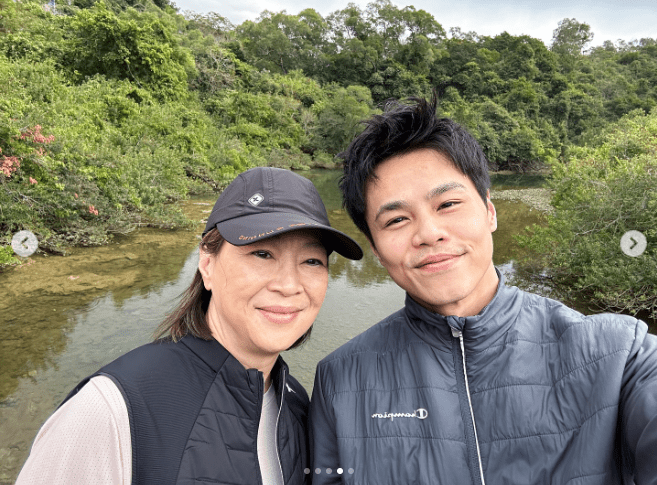 兩母子餅印一樣，黃奕晨五官倒模媽媽。