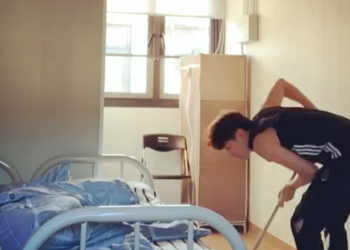 蕭正楠拖地時露出堅實手臂,大大隻喎。