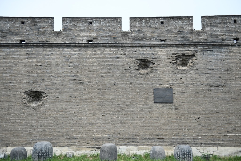 宛平城城牆上的彈痕遺跡。（新華社）