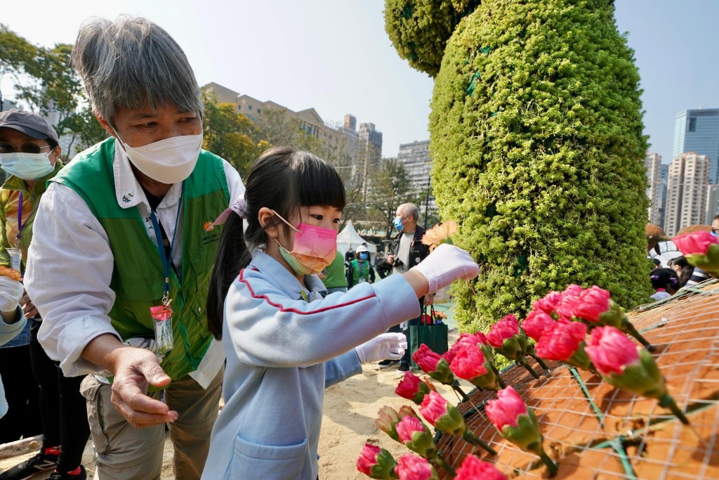 早前香港學生到維園參加「賽馬會學童鑲嵌花壇」活動。資料圖片