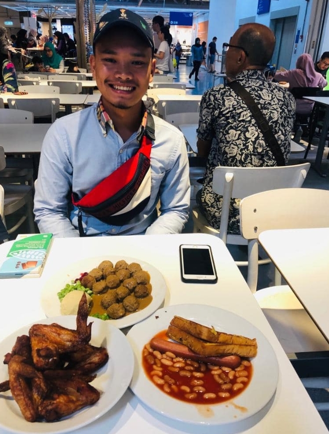 老闆 Azri Walter請Habil一起出外食晚飯。