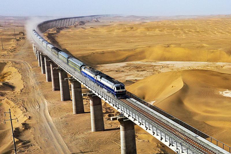 中国建在沙漠里的铁路。